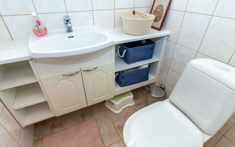 Rukan Ankkuri: Plumbing Fixture, Bathroom Sink, Sink, Bathroom Cabinet, Toilet Seat, Plumbing, Bathroom, Toilet, Tap, Floor