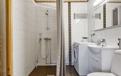 Siularinne B 8: Flooring, Plumbing Fixture, Floor, Wood, Interior Design, Sink, Ceiling, Bathroom, Tap, Plumbing