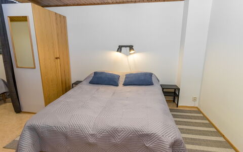 Teerenpesue e 36 Gaissa: Bed, Bedroom, Floor, Flooring, Bed Sheet, Interior Design, Bedding, Furniture, Wood, Linens
