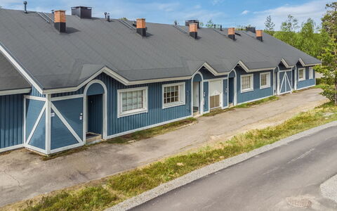 Teerenpesue a 6: Blue, Roof, Shade, Siding, Driveway