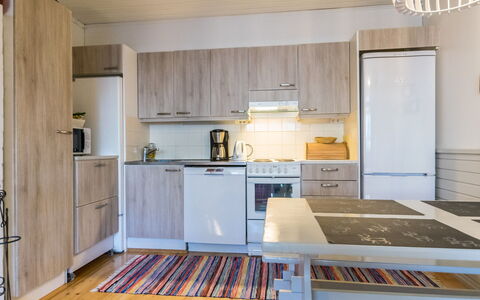 Teerenpesue a 6: Kitchen, Furniture, Kitchen Appliance, Wood, Flooring, Major Appliance, Countertop, Interior Design, Ceiling, Floor