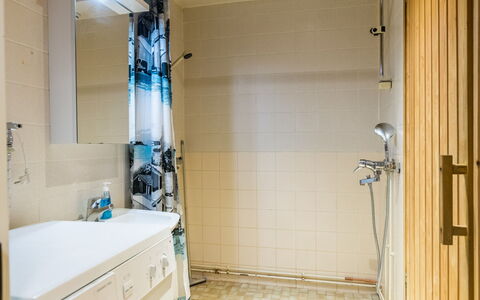 Teerenpesue a 6: Flooring, Interior Design, Floor, Wall, Plumbing Fixture, Bathroom, Plumbing, Room, Tile, Toilet