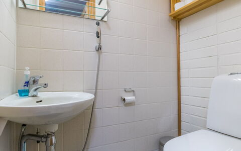Teerenpesue a 6: Bathroom, Bathroom Sink, Plumbing Fixture, Wall, Flooring, Sink, Toilet Seat, Toilet, Floor, Interior Design