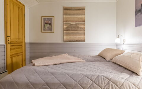 Teerenpesue a 6: Furniture, Bedroom, Bed, Interior Design, Bed Sheet, Wood, Bedding, Linens, Floor, Flooring