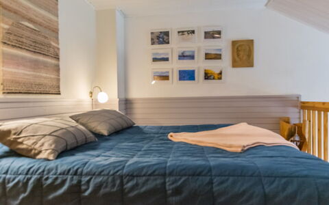 Teerenpesue a 6: Bed, Furniture, Bedroom, Interior Design, Bedding, Bed Sheet, Wood, Linens, Ceiling, Floor