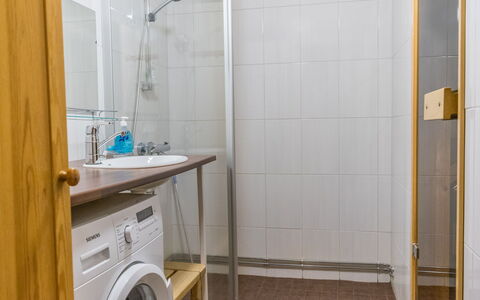 Teerenpesue G 60: Flooring, Floor, Plumbing Fixture, Interior Design, Bathroom, Room, Plumbing, Shower, Lighting, Tap