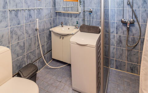 Ukko 14: Plumbing Fixture, Flooring, Sink, Floor, Bathroom Sink, Bathroom, Tap, Plumbing, Toilet, Interior Design