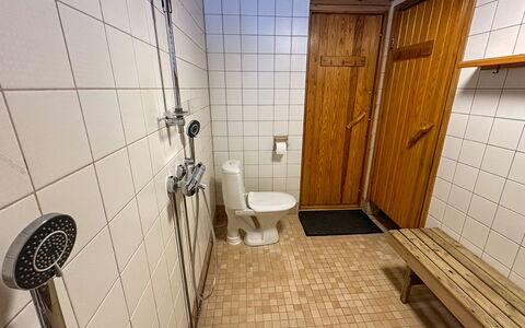 Kiilopalkinen: Wood, Flooring, Floor, Plumbing Fixture, Plumbing, Composite Material, Wood Stain, Tile, Bathroom, Hardwood