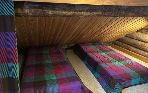 Kiilopalkinen: Wood, Linens, Bedroom, Bedding, Bed Sheet, Wood Stain, Hardwood, Bed Frame, Bed, Design