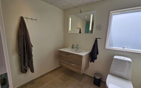 Grep - 800M from the Sea: Flooring, Floor, Wall, Plumbing Fixture, Wood, Bathroom Sink, Sink, Interior Design, Bathroom, Plumbing