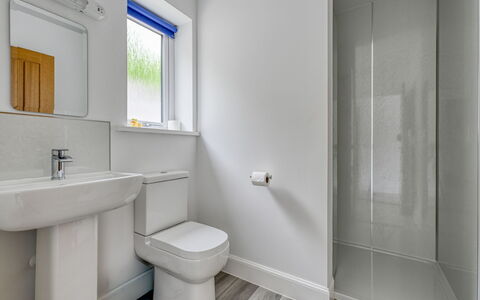 Loch View: Wall, Flooring, Floor, Plumbing Fixture, Bathroom, Composite Material, Toilet, Plumbing, Apartment
