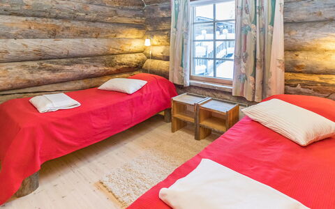 Talles: Wood, Floor, Flooring, Interior Design, Bedroom, Bed, Room, Bed Sheet, Ceiling, Furniture