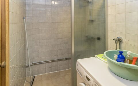 Talles: Flooring, Floor, Washing Machine, Plumbing Fixture, Interior Design, Bathroom, Plumbing, Room, Tile, Clothes Dryer