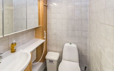 Talles: Toilet Seat, Bathroom, Plumbing Fixture, Toilet, Wall, Flooring, Bathroom Sink, Floor, Sink, Interior Design