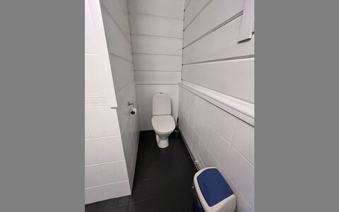 Jytilevi B: Toilet Seat, Toilet, Flooring, Floor, Plumbing Fixture, Bathroom, Tile, Plumbing