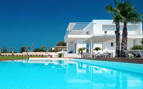 Casa Mareblu - Marina Di Modica, Sicilia: Water, Sky, Property, Building, Swimming Pool, Plant, Azure, Seaside Resort, Tree, Outdoor Furniture