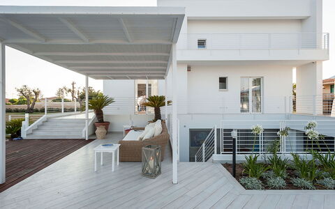 Casa Mareblu - Marina Di Modica, Sicilia: Plant, Building, Window, Interior Design, Urban Design, Wood, Condominium, Residential Area, Flooring, Real Estate