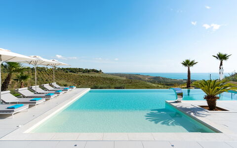 Villa Agrigenta - Ribera, Sicilia: Water, Sky, Plant, Property, Swimming Pool, Azure, Cloud, Outdoor Furniture, Tree, Seaside Resort