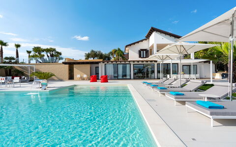 Villa Agrigenta - Ribera, Sicilia: Water, Sky, Cloud, Property, Swimming Pool, Building, Azure, Plant, Tree, Outdoor Furniture