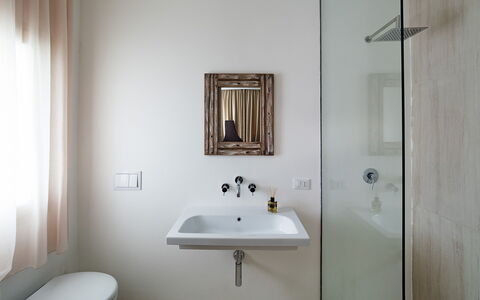 Casabella - Avola, Sicilia: Mirror, Tap, Sink, Bathroom Sink, Plumbing Fixture, Bathroom Cabinet, Bathroom, Building, Wood