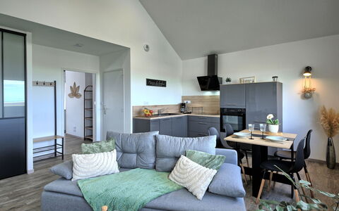 Les Yeux dans la Baie: Couch, Property, Furniture, Table, Living Room, Lighting, Picture Frame, Interior Design, Comfort