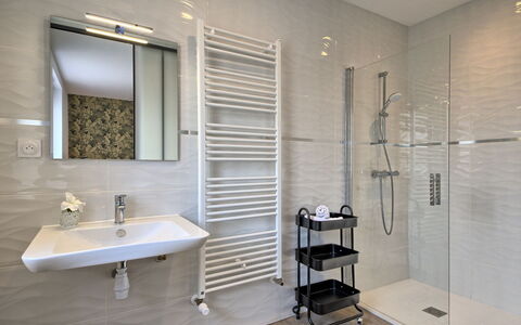 Les Yeux dans la Baie: Mirror, Sink, Plumbing Fixture, Tap, Bathroom Sink, Building, Bathroom, Interior Design, Floor, Flooring
