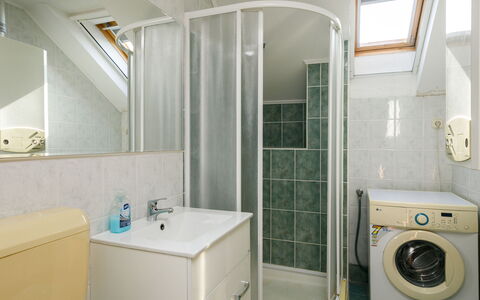 Sandra: Laundry Room, Mirror, Property, Plumbing Fixture, Clothes Dryer, Washing Machine, Bathroom, Lighting, Building