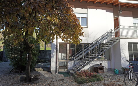 Erica: Sky, Plant, Building, Window, Tree, Swimming Pool, House, Residential Area, Leisure, Urban Design