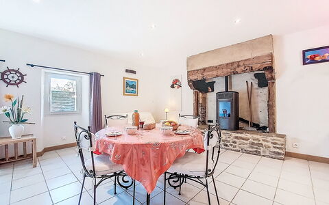 Gîte du Linon: Bathtub, Plumbing Fixture, Jacuzzi, Hardwood, Wood Stain, Bathroom, Houseplant, Deck, Backyard
