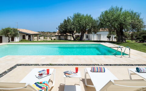 Corte Carrubo - Rosolini, Sicilia: Water, Sky, Property, Plant, Swimming Pool, Rectangle, Shade, Tree, Leisure, Building