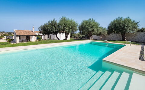 Corte Carrubo - Rosolini, Sicilia: Water, Sky, Swimming Pool, Plant, Building, Azure, Rectangle, Shade, Outdoor Furniture, House