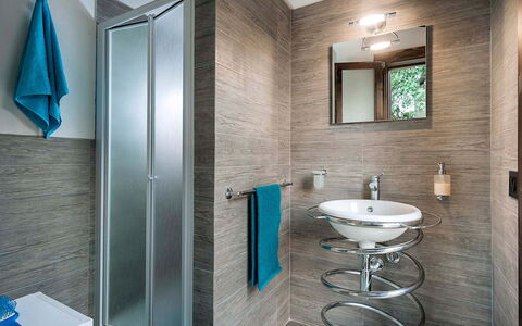 Corte Carrubo - Rosolini, Sicilia: Mirror, Tap, Sink, Plumbing Fixture, Property, Bathroom Sink, Bathroom, Lighting, Interior Design, Building