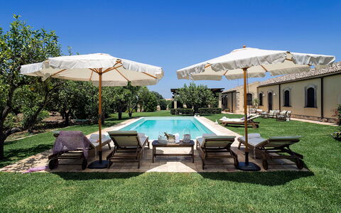Casa Colore - Siracusa, Sicilia: Plant, Umbrella, Water, Sky, Furniture, Swimming Pool, Shade, Azure, Tree, Outdoor Furniture