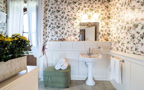 Casa Colore - Siracusa, Sicilia: Mirror, Plant, Tap, Plumbing Fixture, Property, Sink, Bathroom Sink, Building, Bathroom, Bathroom Cabinet