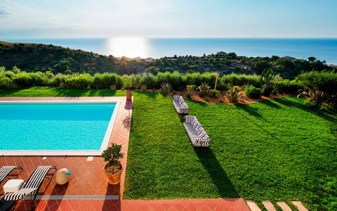 Villa Ester - Capo D'orlando, Sicilia: Sky, Water, Property, Plant, Tree, Cloud, Swimming Pool, Grass, Natural Landscape, Leisure