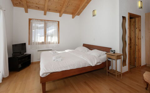 Orchidée: Wood, Ceiling, Bed, Bedroom, Bed Sheet, Home, Bed Frame, Bedding, Door, Room