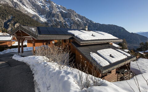 Orchidée: Mountainous Landforms, Mountain, Roof, House, Architecture, Home, Landscape, Snow, Mountain Range, Hill Station