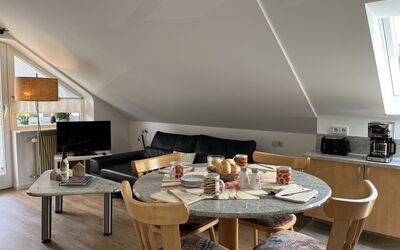 Stuttgart 200.2: Table, Furniture, Wood, Building, Interior Design, Chair, Living Room, Flooring, Floor, Hardwood