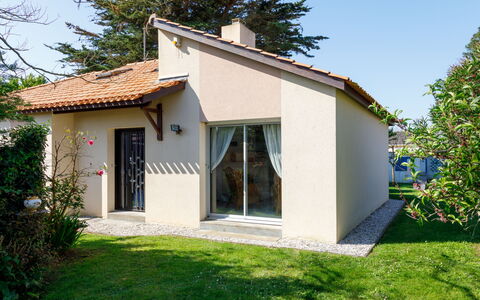 L'Oiseau Bleu: House, Home, Door, Roof, Residential Area, Cottage, Facade, Shrub, Land Lot, Garden