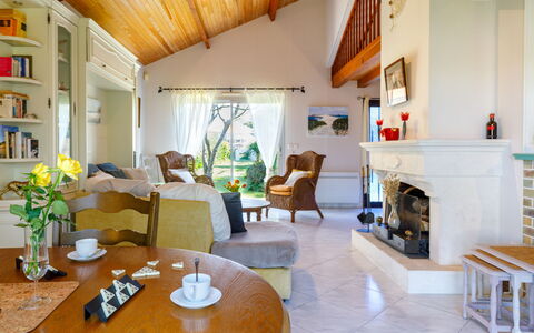 L'Oiseau Bleu: Furniture, Interior Design, Couch, Flooring, Ceiling, Wood, Living Room, Chair, Floor, Room