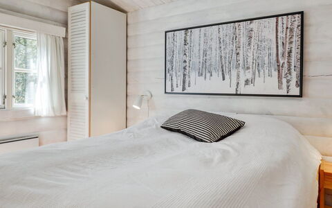 Solfred - 200M from the Sea: Wood, Bedroom, Flooring, Floor, Interior Design, Bed Sheet, Linens, Bedding, Bed, Wood Flooring