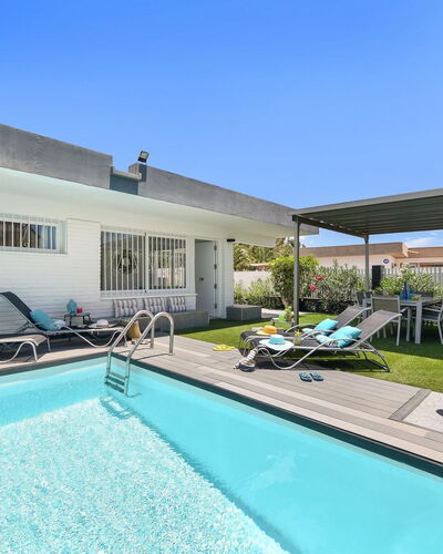 Bungalow San Agustin Et1: Plant, Sky, Property, Water, Tree, Azure, Building, Architecture, Arecales, Residential Area