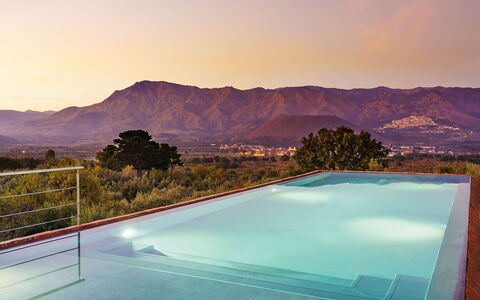 Dimora Vulcano - Castiglione Di Sicilia, Sicilia: Water, Sky, Property, Plant, Swimming Pool, Nature, Azure, Building, Rectangle, Mountain