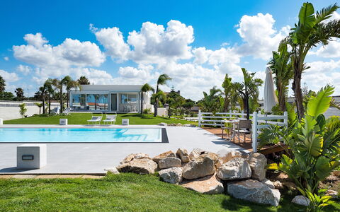 Casa Biancoverde - Marsala, Sicilia: Cloud, Sky, Plant, Building, Land Lot, Swimming Pool, Arecales, Water, Grass, Tree