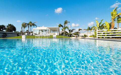 Casa Biancoverde - Marsala, Sicilia: Water, Sky, Cloud, Swimming Pool, Plant, Azure, Tree, Building, Arecales, Leisure