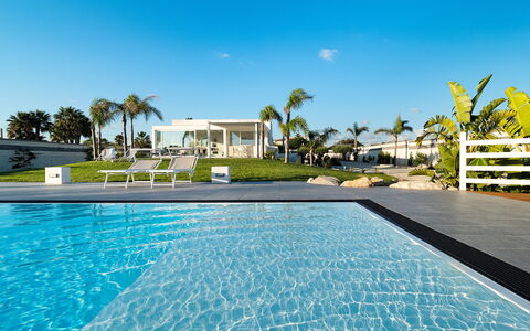 Casa Biancoverde - Marsala, Sicilia: Water, Sky, Plant, Daytime, Property, Swimming Pool, Azure, Tree, Shade, Leisure