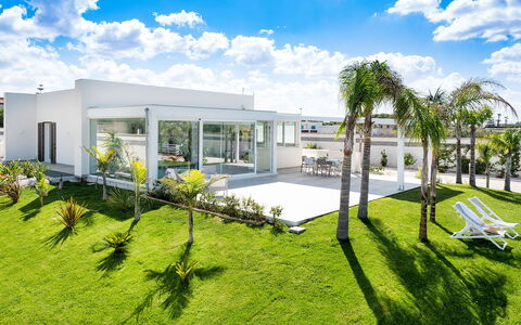 Casa Biancoverde - Marsala, Sicilia: Cloud, Sky, Plant, Property, Daytime, Building, Azure, Land Lot, Window, Urban Design