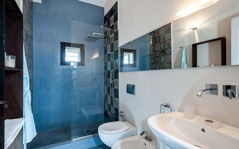 Isolina Bianca - Scicli, Sicilia: Plumbing Fixture, Mirror, Tap, Sink, Property, Purple, Bathroom, Azure, Bathroom Sink, Interior Design