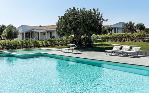 Isolina Bianca - Scicli, Sicilia: Water, Plant, Sky, Property, Daytime, Swimming Pool, Azure, Building, Tree, Rectangle
