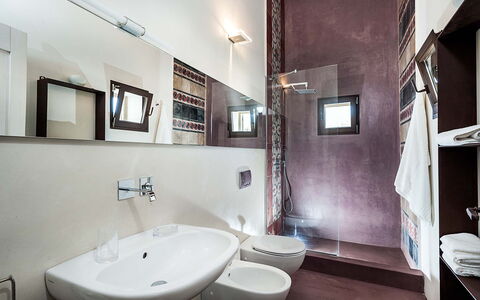 Isolina Verde - Scicli, Sicilia: Mirror, Tap, Sink, Plumbing Fixture, Property, Bathroom Sink, Bathroom, Picture Frame, Interior Design, Building